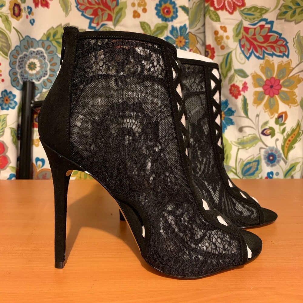 NWOT lace heels. Size 7.5.